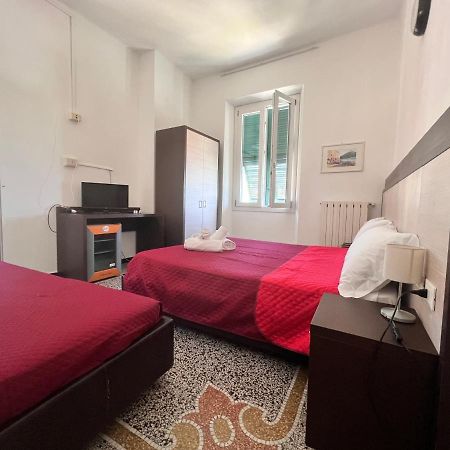 Hotel Monique Noli Bagian luar foto