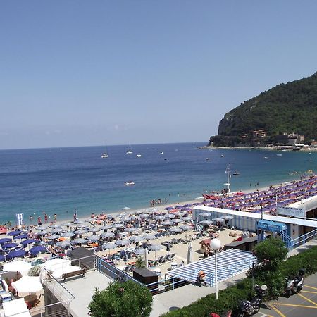 Hotel Monique Noli Bagian luar foto