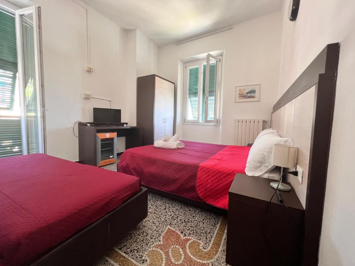 Hotel Monique Noli Bagian luar foto