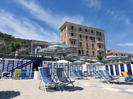 Hotel Monique Noli Bagian luar foto