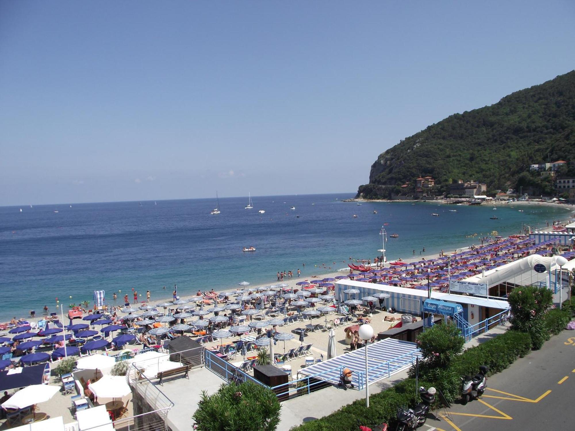 Hotel Monique Noli Bagian luar foto
