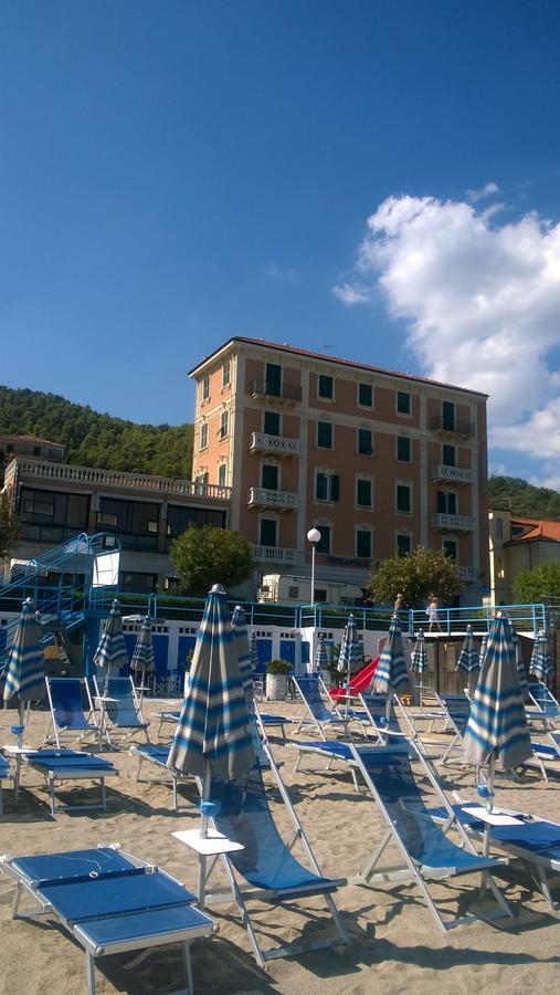 Hotel Monique Noli Bagian luar foto