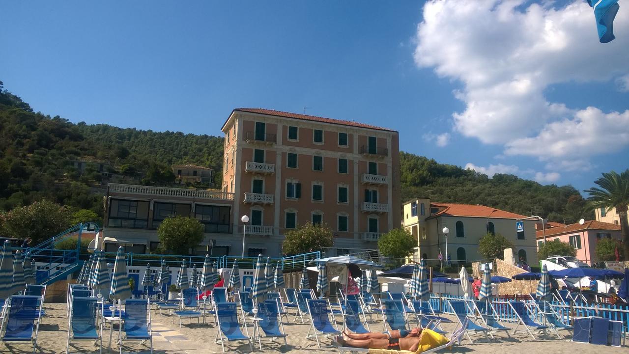Hotel Monique Noli Bagian luar foto