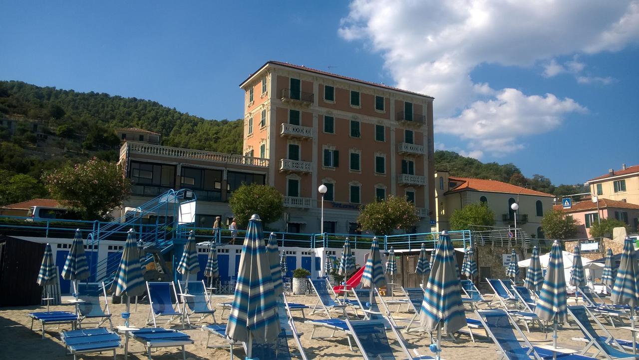 Hotel Monique Noli Bagian luar foto